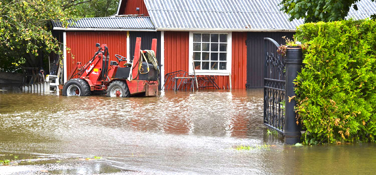 Översvämning gårdsplan på hus